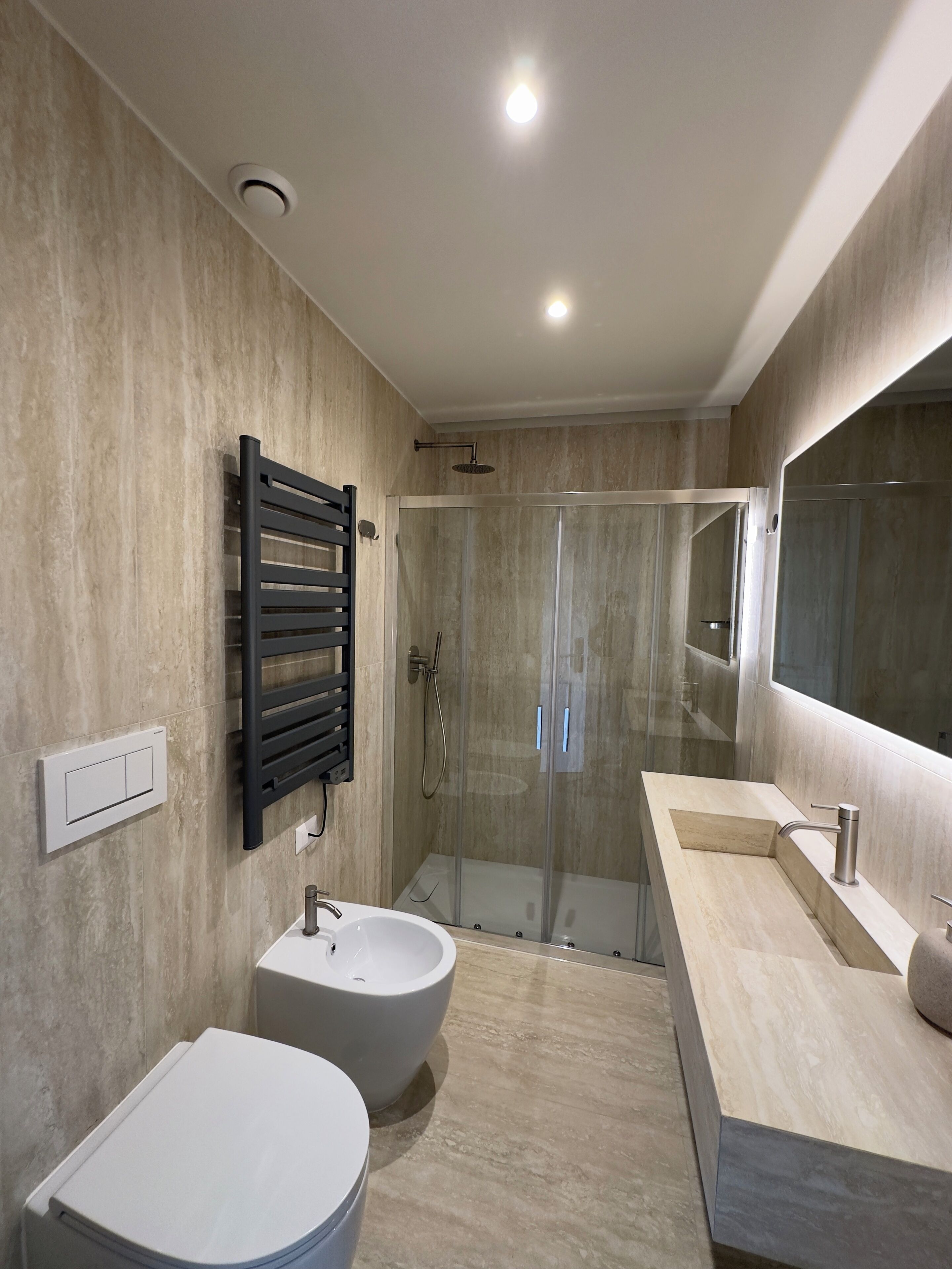 Quarto triplo luxo | Banheiro | Chuveiro, secador de cabelo, toalhas de banho, sabonete