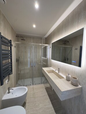 Deluxe Triple Room | Bathroom | Shower, hair dryer, towels, soap - B&B A Picture of Rome - Vatican View (Rome)