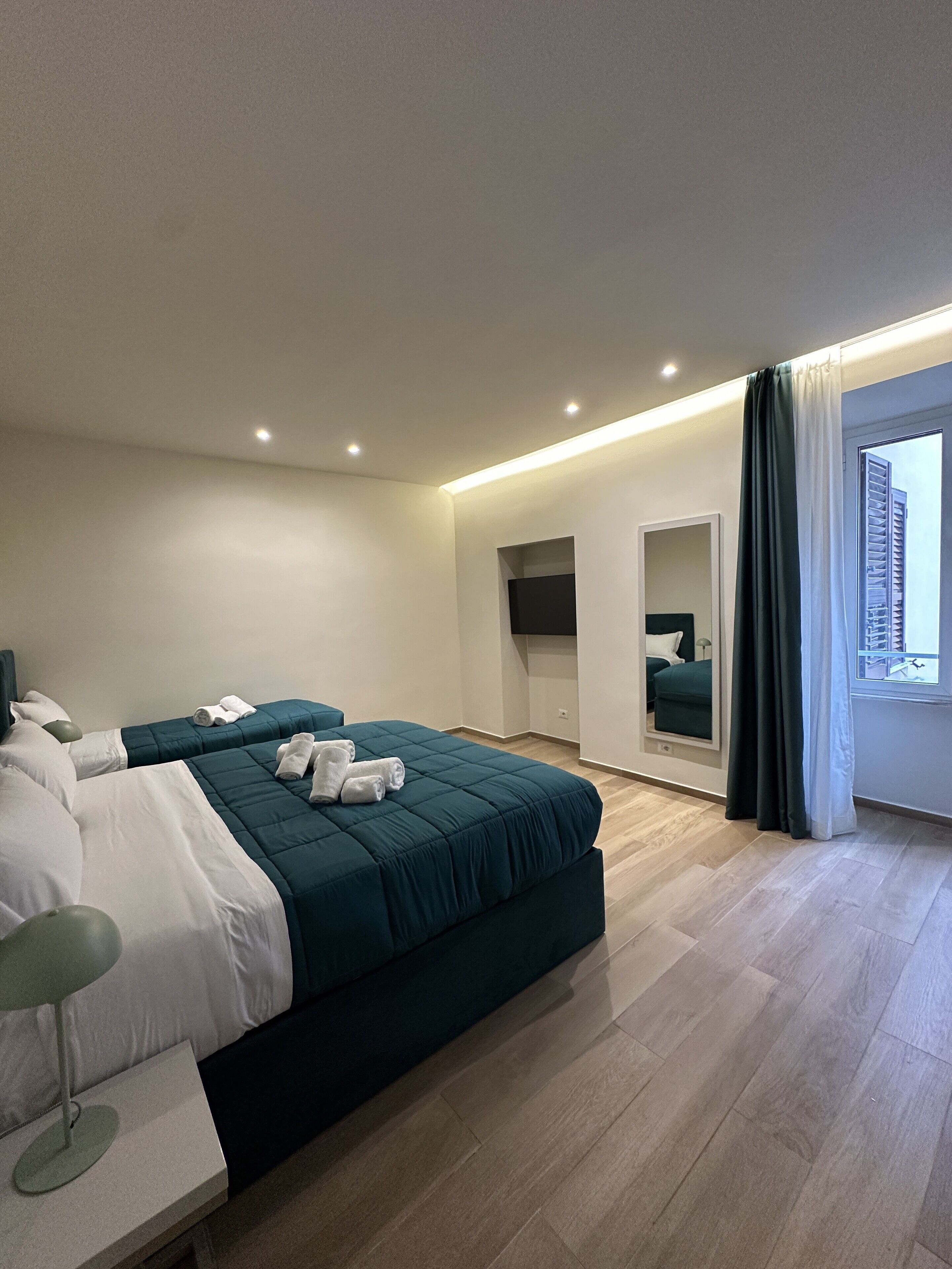 مكتب ومكواة/لوح كي وواي فاي مجانًا