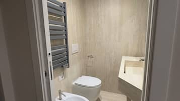 Suite Luxury, al piano executive | Bagno | Doccia, asciugacapelli, asciugamani, sapone