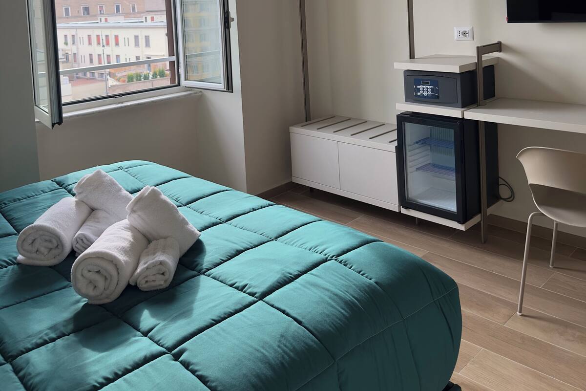 Deluxe Triple Room | Desk, soundproofing, iron/ironing board (on request), WiFi (free)