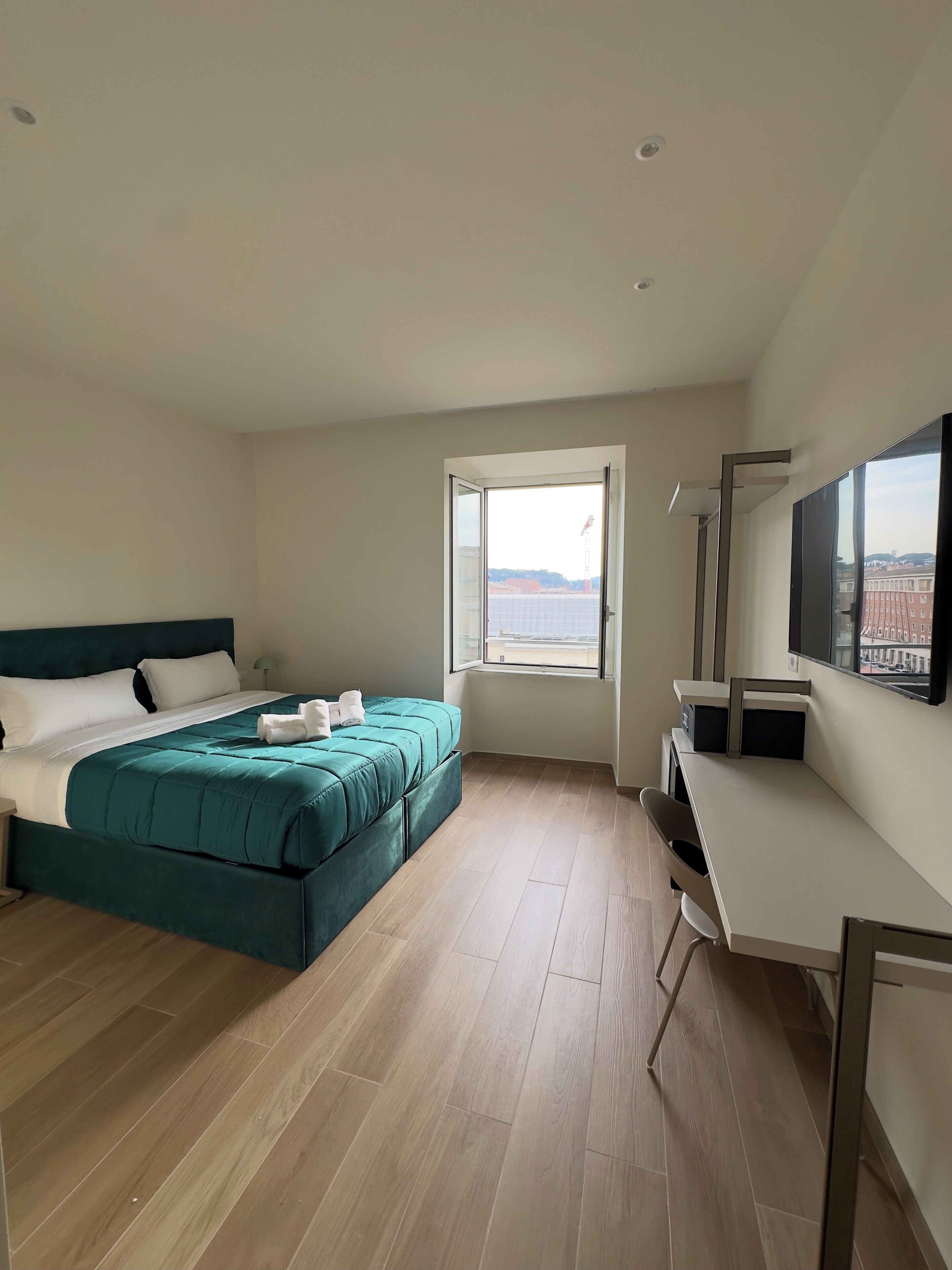 مكتب ومكواة/لوح كي وواي فاي مجانًا