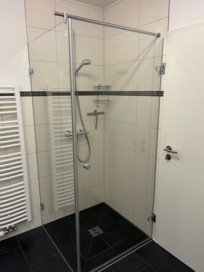Shower, hair dryer, towels, toilet paper - Vacation apartment Grafenhof Winery (Heuchelheim-Klingen)