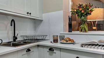 House, 6 Bedrooms | Private kitchen | Fridge, microwave, coffee/tea maker, electric kettle