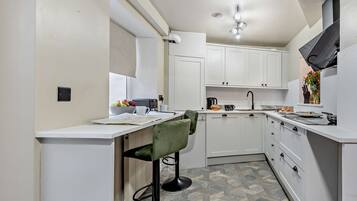 House, 6 Bedrooms | Private kitchen | Fridge, microwave, coffee/tea maker, electric kettle