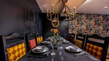 تناول الطعام داخل الغرفة