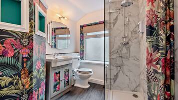 House, 6 Bedrooms | Bathroom