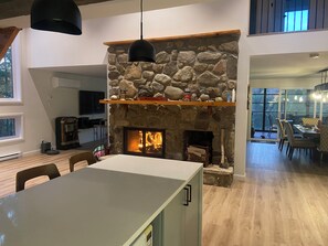 Dining - Large chalet ideal for enjoying nature's calm and family fun (Saint-Adolphe-d'Howard)