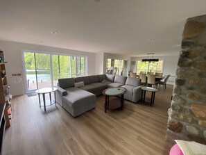 Living area - Large chalet ideal for enjoying nature's calm and family fun (Saint-Adolphe-d'Howard)