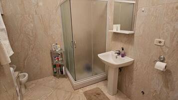 Deluxe Apartment, Balcony, Sea View | Bathroom