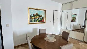 Deluxe Apartment, Balcony, Sea View | Dining