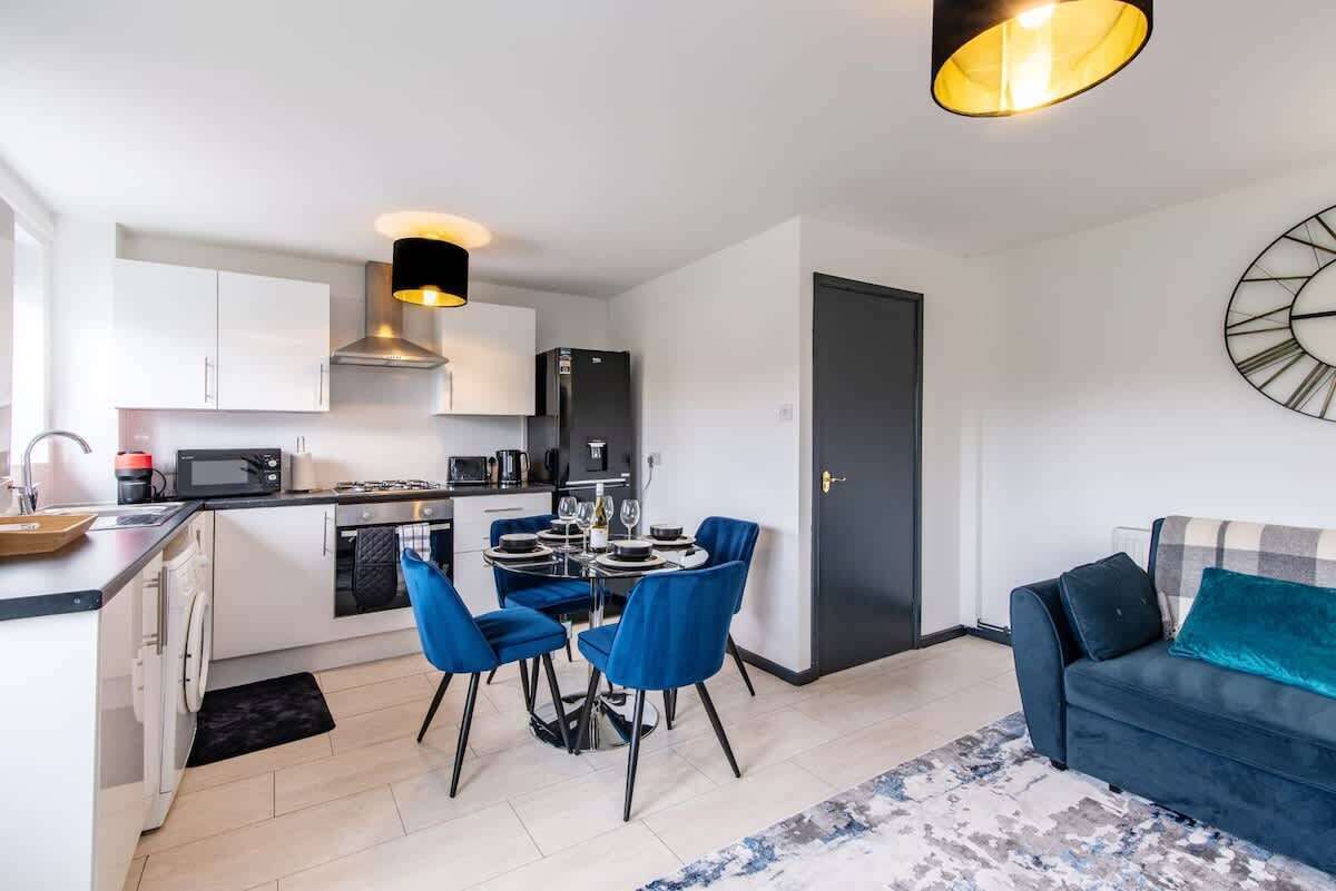 Kylskåp, mikrovågsugn, spishäll och kaffe- och tebryggare