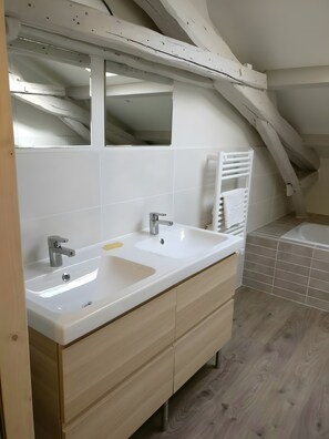 Shower, hair dryer - Charming Quercynoise House with Private Pool – Peace & Nature in Luzech (Luzech)