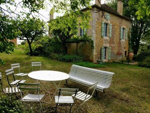 Outdoor dining - Charming Quercynoise House with Private Pool – Peace & Nature in Luzech (Luzech)