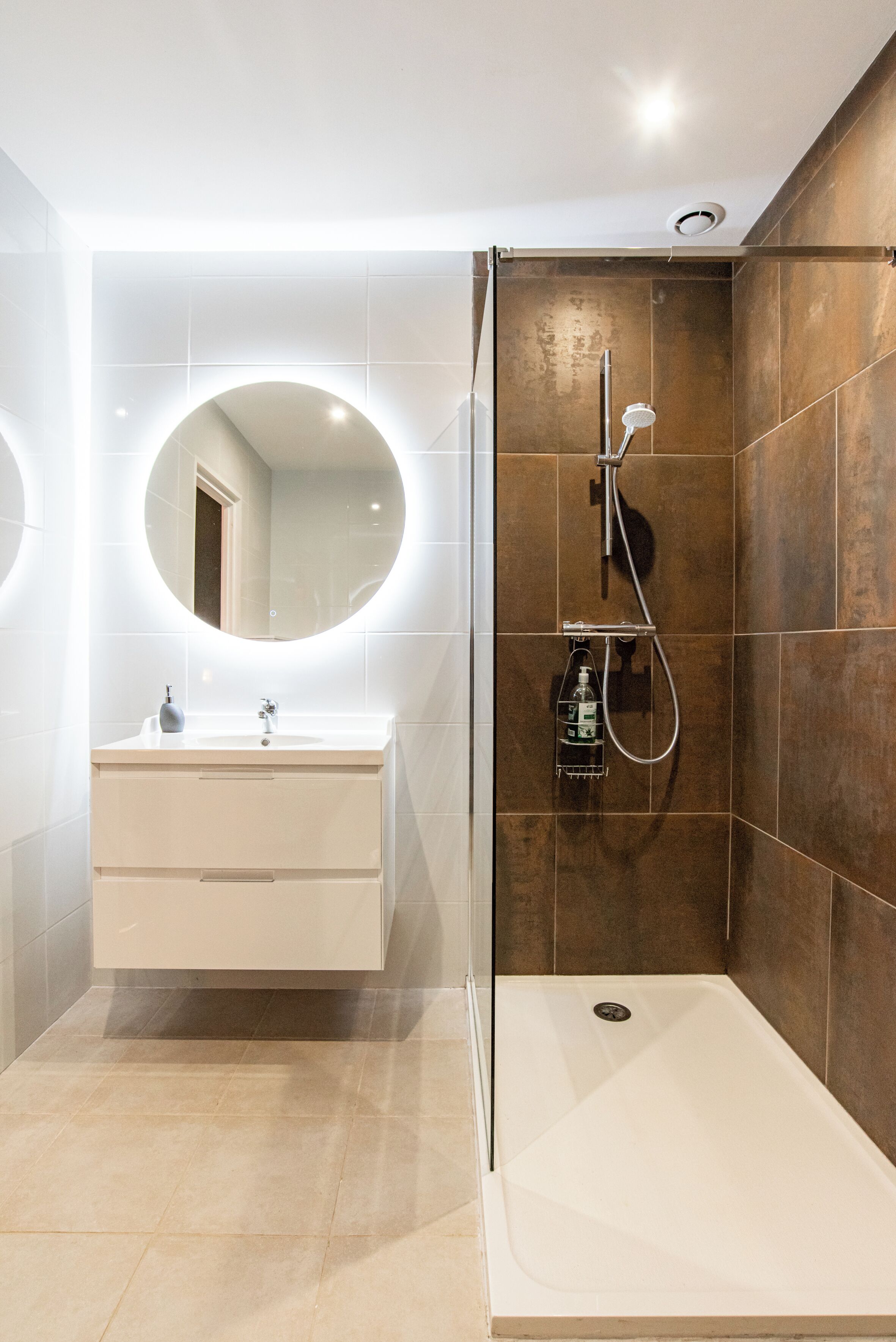 Douche, sèche-cheveux, serviettes fournies, savon