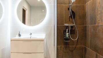 Douche, sèche-cheveux, serviettes fournies, savon