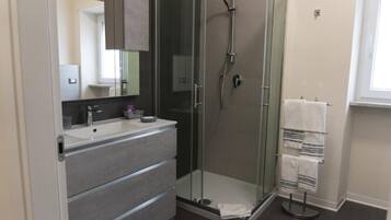 Doccia, set di cortesia gratuito, asciugacapelli, asciugamani