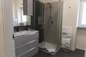 Chuveiro, produtos de toalete grátis, secador de cabelo