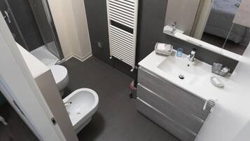 Chambre Quadruple Deluxe, vue ville | Salle de bain