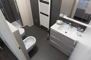 Chambre Triple Deluxe, vue ville | Salle de bain