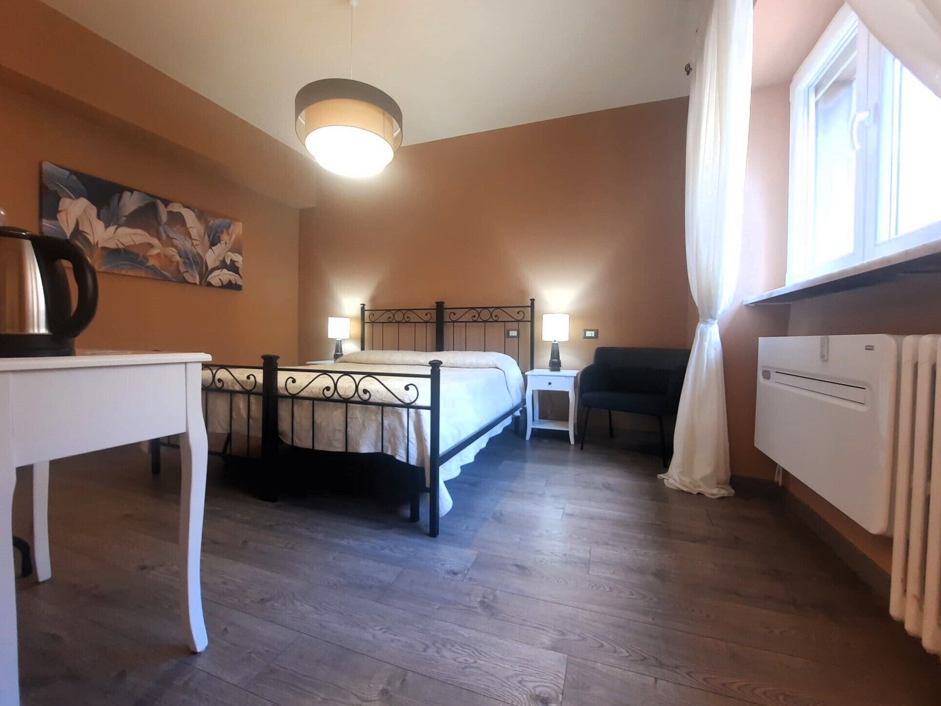 Standard Double or Twin Room, City View | Peti besi dalam bilik, meja, kalis bunyi, seterika/papan seterika 