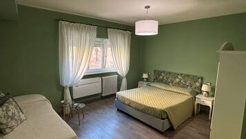 Quadrupla Deluxe, vista città | Una cassaforte in camera, una scrivania, insonorizzazione