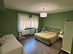 Neljän hengen deluxe-huone, kaupunkinäköala | Tallelokero huoneessa, työpöytä, äänieristys, silitysrauta/-lauta