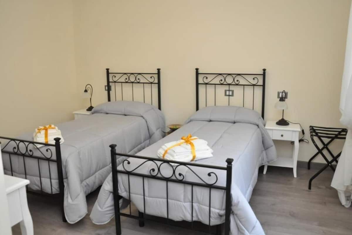 Quarto casal ou duplo standard, vista para a cidade | Cofres nos quartos, escrivaninha, quartos à prova de som