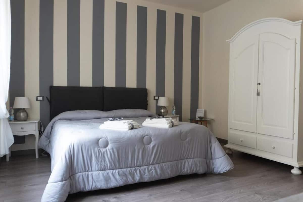 Cofres nos quartos, escrivaninha, quartos à prova de som