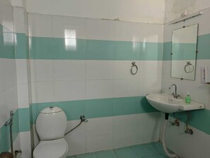 Deluxe Double or Twin Room | Bathroom | Shower, towels, soap - Hotel Shivanta  (Rishikesh)