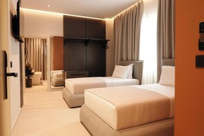 Desk, free wired internet - Hotel Natica (Ksamil)