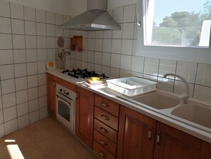 Refrigerador, horno, parrilla de estufa y utensilios de cocina 