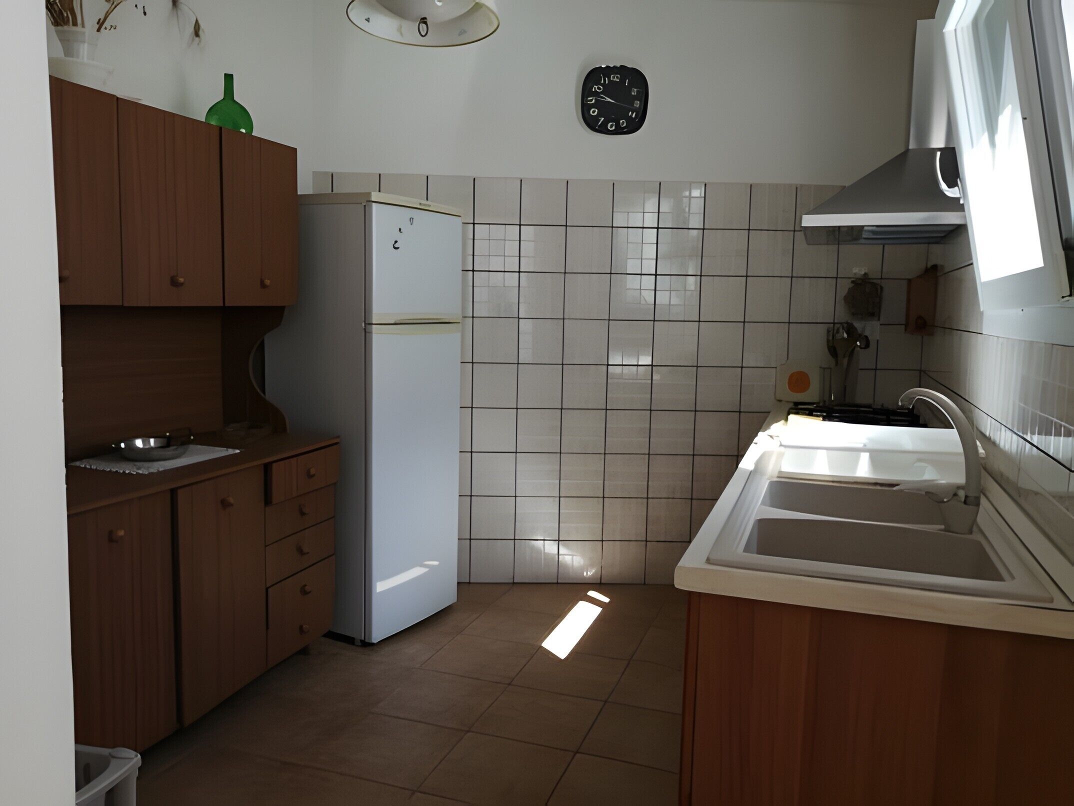 Fridge, oven, stovetop, cookware/dishes/utensils