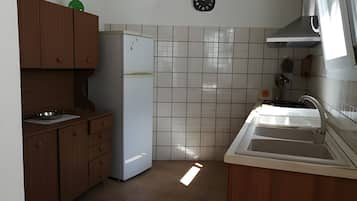 Fridge, oven, stovetop, cookware/dishes/utensils