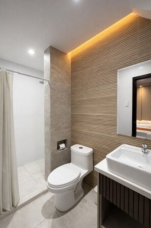 Kostenlose Toilettenartikel, Handtücher, Seife, Shampoo