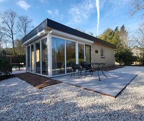 Outdoor dining - Modern forest house in Appelscha (Appelscha)
