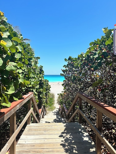 Ultra-Luxury Jupiter Condo!4 En-suite bedrooms! 100 Yards to Ocean! Game Room!