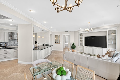 Ultra-Luxury Jupiter Condo!4 En-suite bedrooms! 100 Yards to Ocean! Game Room!