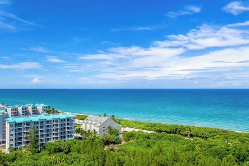 Ultra-Luxury Jupiter Condo!4 En-suite bedrooms! 100 Yards to Ocean! Game Room!