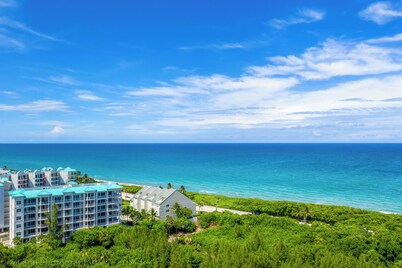 Ultra-Luxury Jupiter Condo!4 En-suite bedrooms! 100 Yards to Ocean! Game Room!