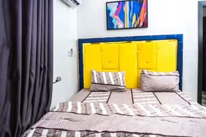 Tabla de planchar con plancha, wifi y ropa de cama 