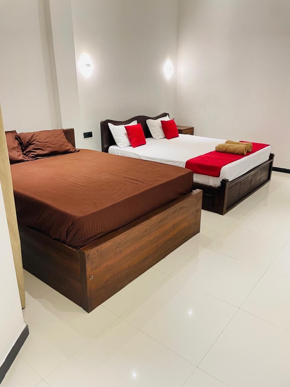 Kahden hengen perhehuone (kaksi sänkyä), parveke | Tallelokero huoneessa, työpöytä, äänieristys, ilmainen Wi-Fi