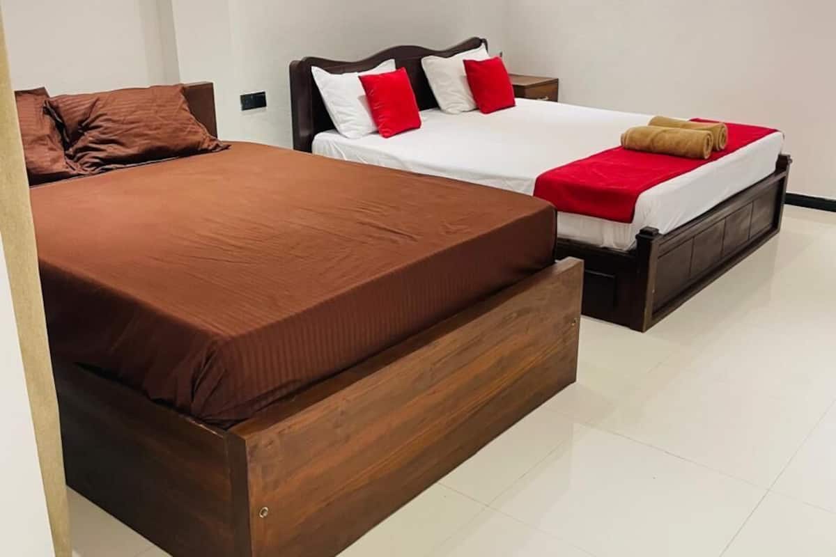Chambre Familiale avec lits jumeaux, balcon | Coffres-forts dans les chambres, bureau