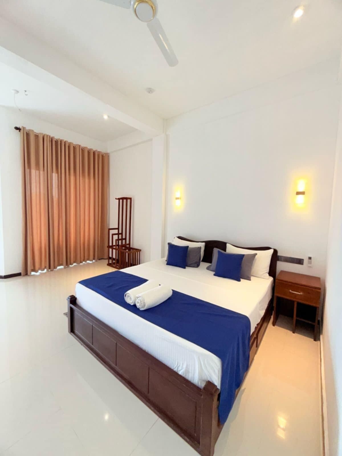 Quarto casal econômico, sacada, vista para o jardim | Cofres nos quartos, escrivaninha, quartos à prova de som