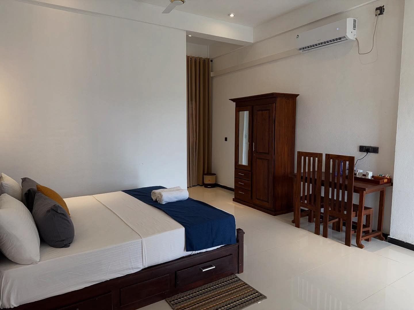 Cofres nos quartos, escrivaninha, quartos à prova de som