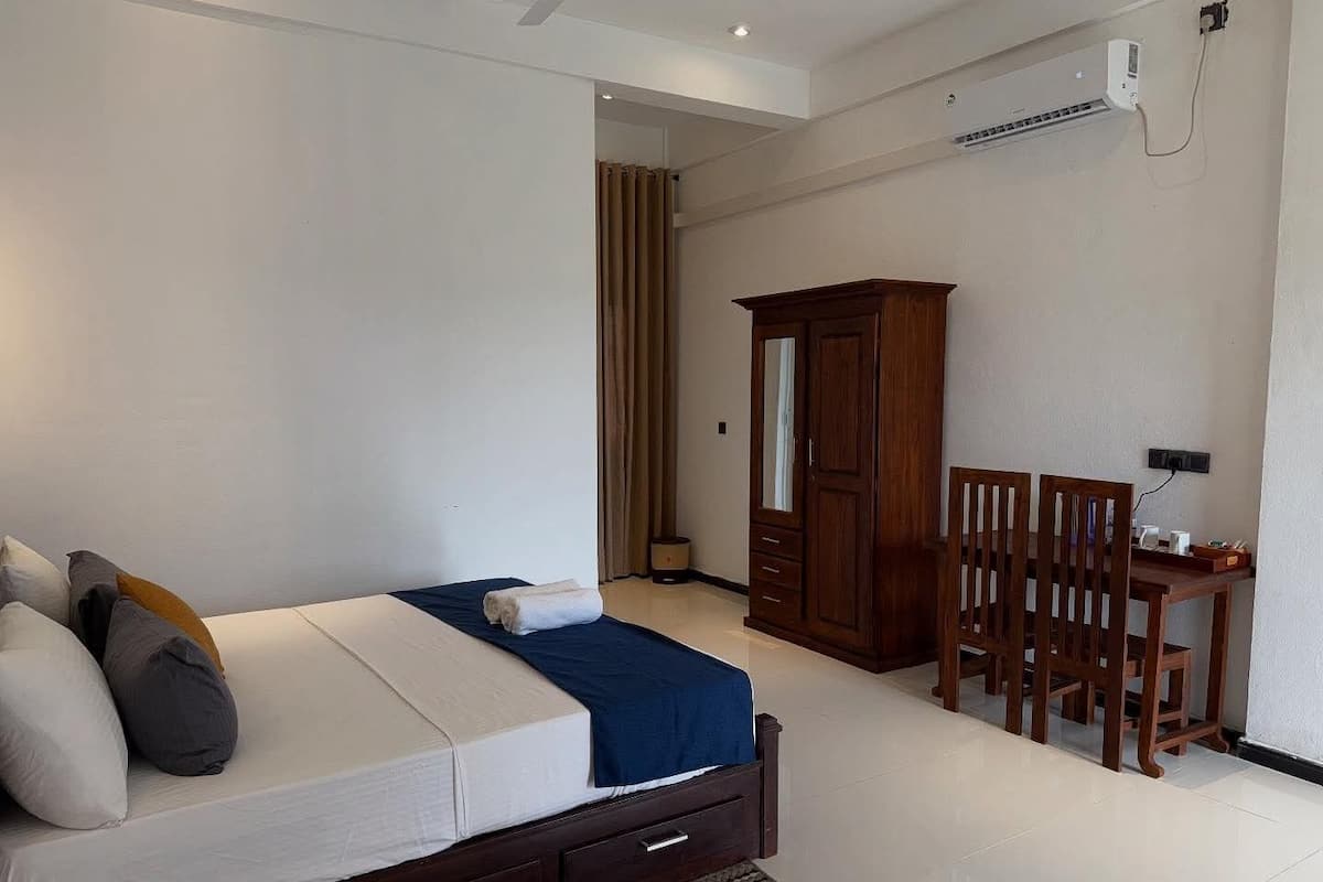 Cofres nos quartos, escrivaninha, quartos à prova de som