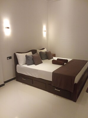 In-room safe, desk, laptop workspace, soundproofing - ASAI surf inn Arugambay  (Arugam Bay)