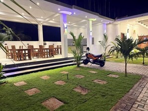 Deluxe Double Room, Balcony, Garden View | Outdoor dining - ASAI surf inn Arugambay  (Arugam Bay)
