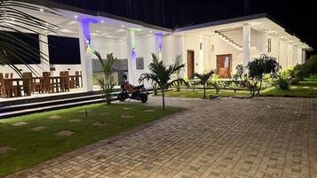 Deluxe Double Room, Balcony, Garden View | Terrace/patio