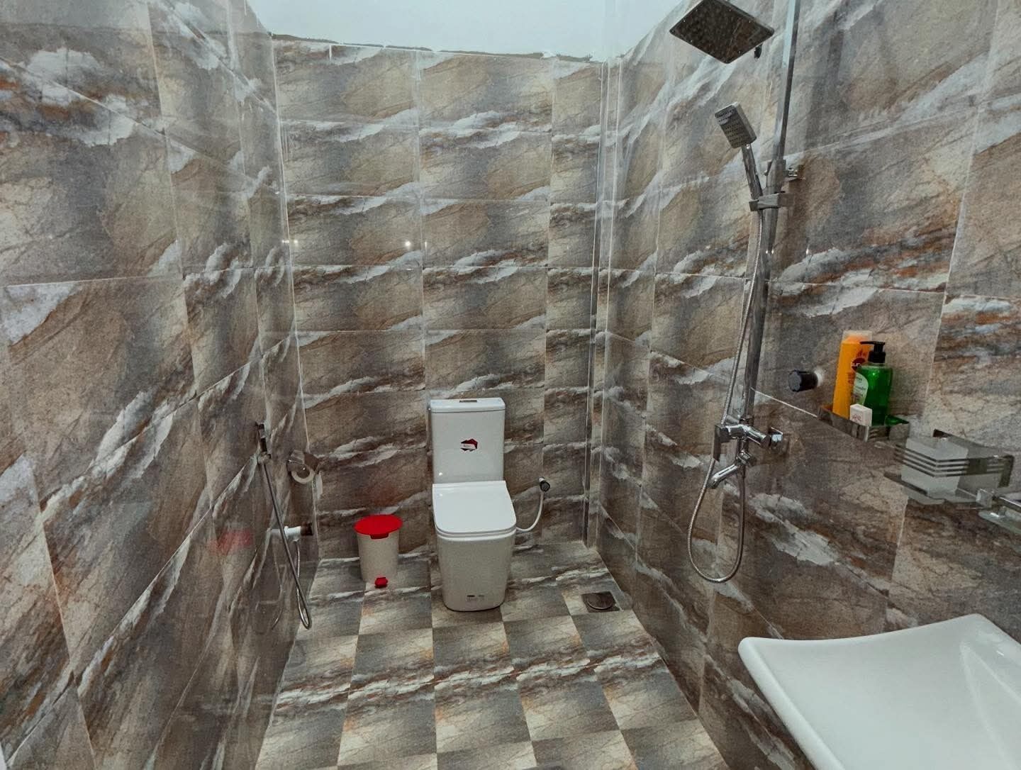 Quarto casal luxo, sacada, vista para o jardim | Banheiro | Chuveiro, secador de cabelo, toalhas de banho, shampoo
